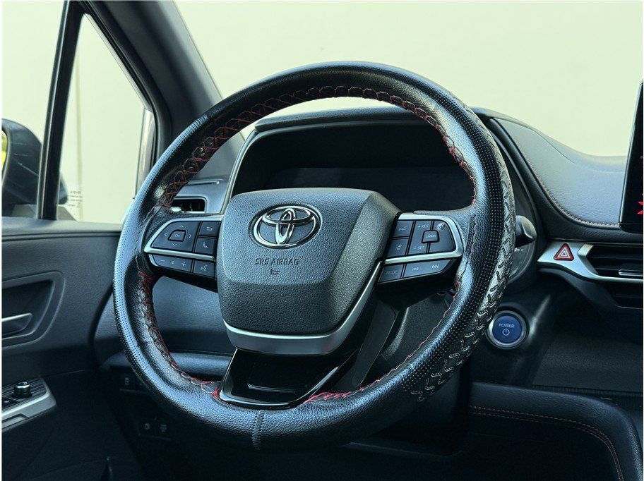 Used 2021 Toyota Sienna XSE FWD image 17