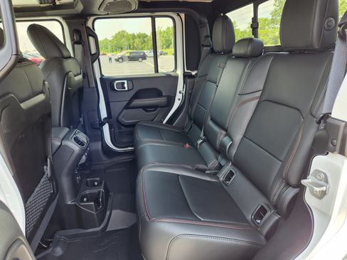 Used 2025 Jeep Gladiator Rubicon AWD/4WD image 11