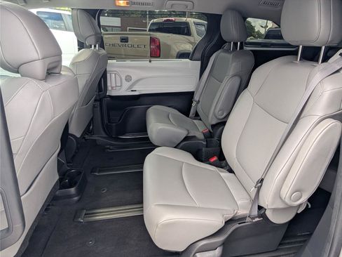 Used 2025 Toyota Sienna XLE AWD/4WD image 19