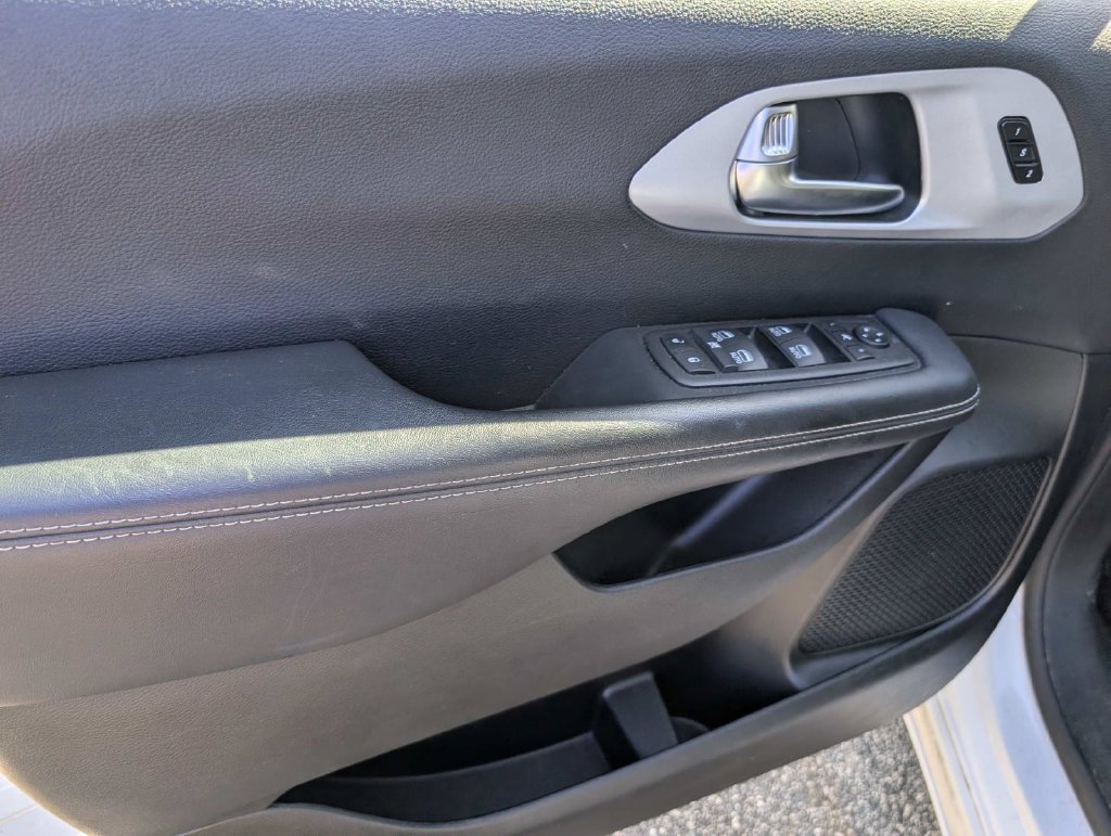 Used 2025 Chrysler Pacifica Limited FWD image 7
