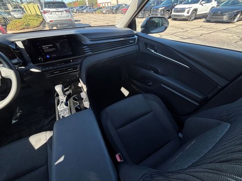 Used 2025 Toyota Camry LE image 39