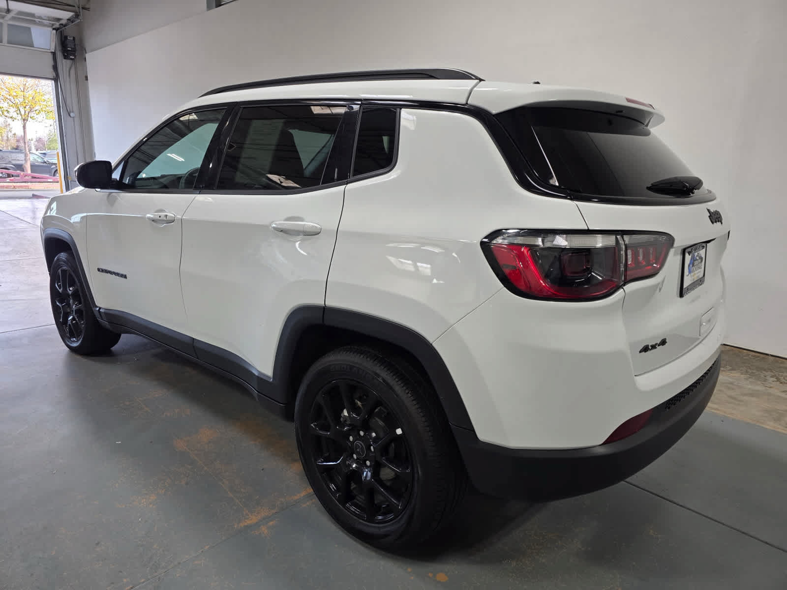 Used 2025 Jeep Compass Latitude w/ Convenience Group AWD/4WD image 2