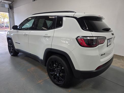 Used 2025 Jeep Compass Latitude w/ Convenience Group AWD/4WD image 2