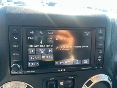 Used 2016 Jeep Wrangler Unlimited Rubicon w/ Connectivity Group AWD/4WD image 18