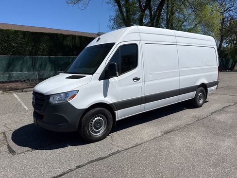 Used 2023 Mercedes-Benz Sprinter 2500 image 2
