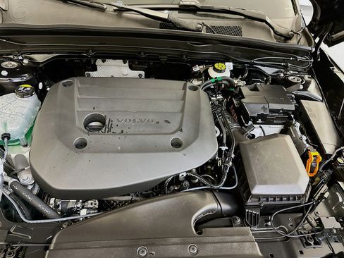 Used 2025 Volvo XC40 B5 Plus image 36