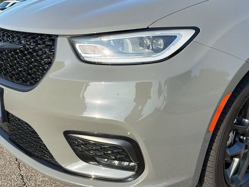 Used 2025 Chrysler Pacifica Limited FWD image 10