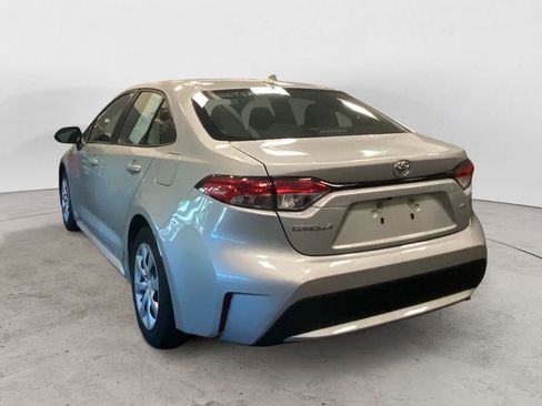 Used 2022 Toyota Corolla LE image 3