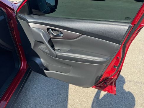 Used 2016 Nissan Rogue SV image 14