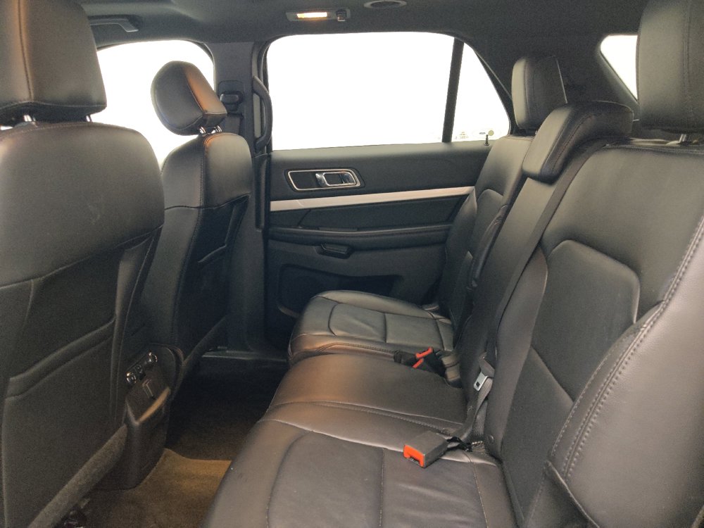 Used 2017 Ford Explorer XLT w/ Equipment Group 202A AWD/4WD image 18