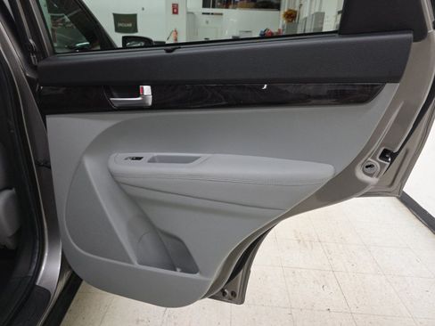 Used 2014 Kia Sorento LX FWD image 14