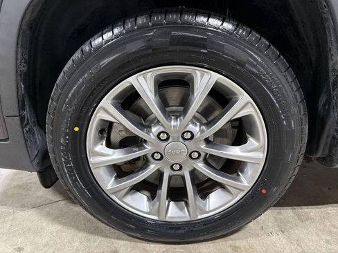 Used 2020 Jeep Cherokee Latitude Plus image 25