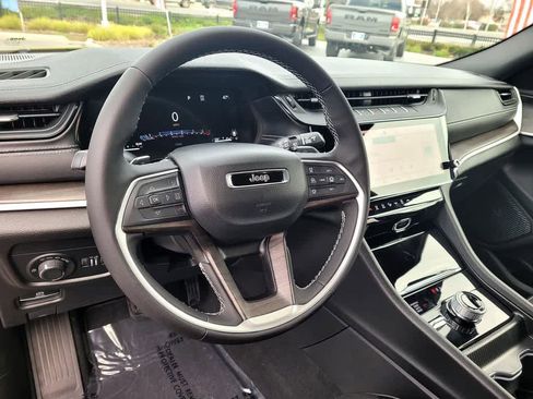 New 2026 Jeep Grand Cherokee Altitude image 9