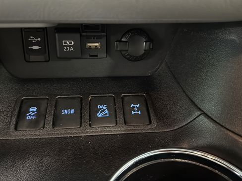 Used 2019 Toyota Highlander XLE AWD/4WD image 29