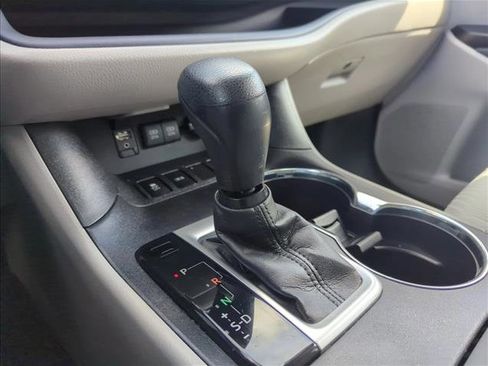 Used 2017 Toyota Highlander LE FWD image 13