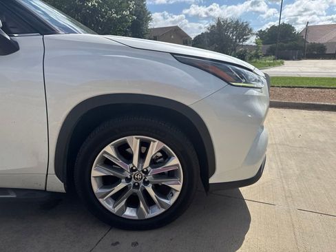 Used 2020 Toyota Highlander Limited FWD image 15