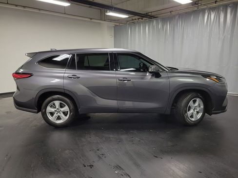 Used 2021 Toyota Highlander LE FWD image 9