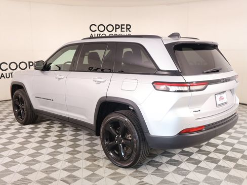 Used 2023 Jeep Grand Cherokee Altitude AWD/4WD image 23
