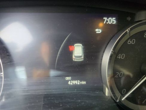 Used 2024 Toyota Highlander XLE FWD image 4