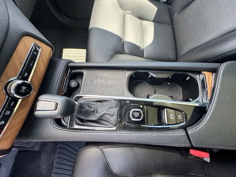 Used 2022 Volvo XC90 T6 Momentum w/ Climate Package AWD/4WD image 25