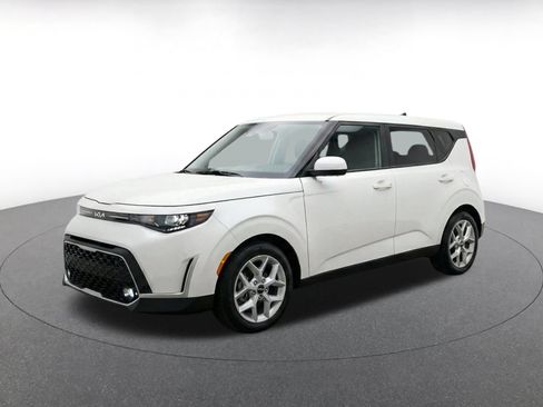 Used 2025 Kia Soul LX w/ LX Technology Package FWD image 3