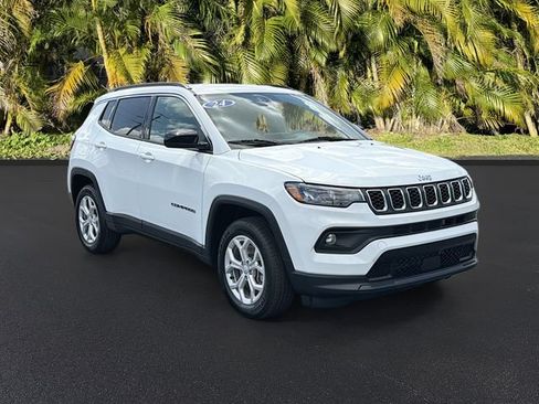 Used 2024 Jeep Compass Latitude AWD/4WD image 2