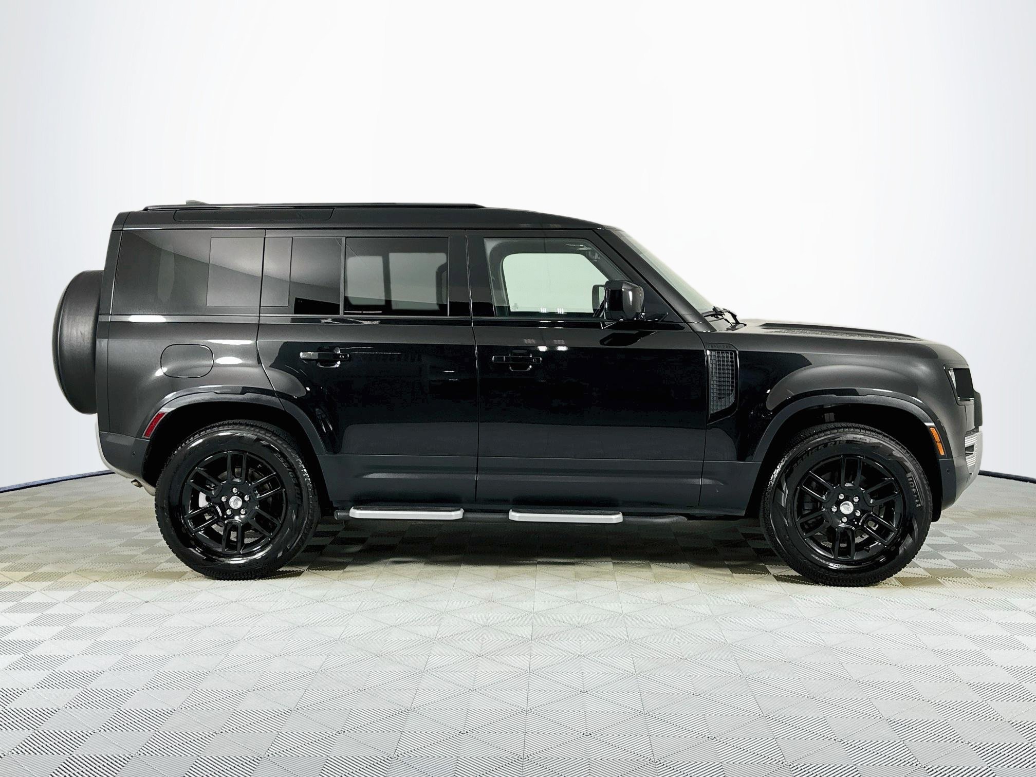 Certified 2023 Land Rover Defender 110 S AWD/4WD image 4