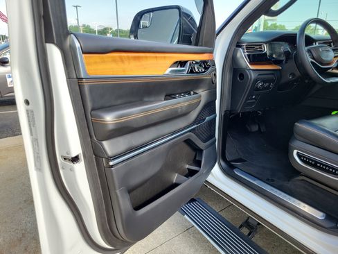 Used 2024 Jeep Grand Wagoneer Series III w/ Rear Seat Video Group 1 AWD/4WD image 6