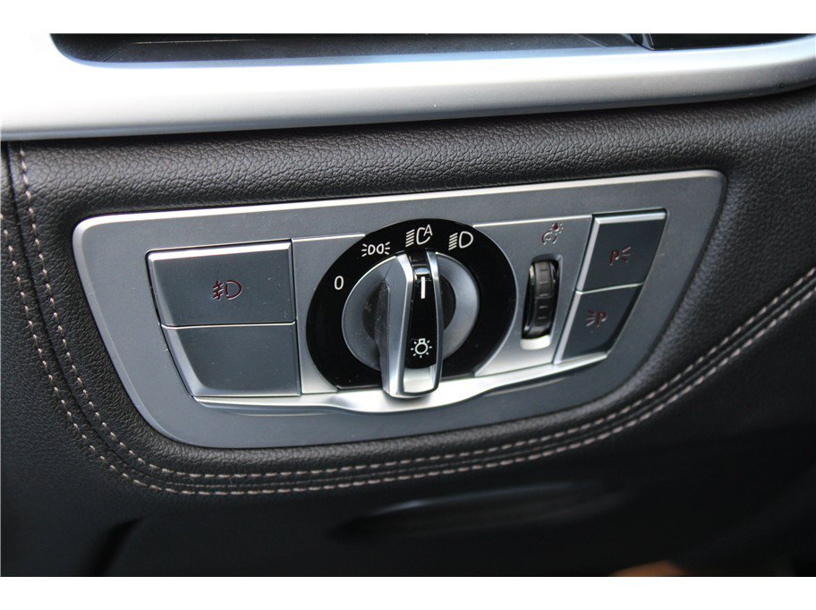 Used 2019 BMW 740i w/ M Sport Package RWD image 16