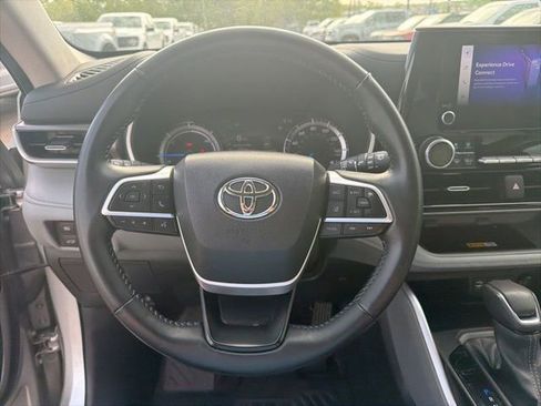 Used 2023 Toyota Highlander XLE image 6