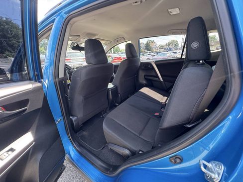 Used 2018 Toyota RAV4 LE AWD/4WD image 33