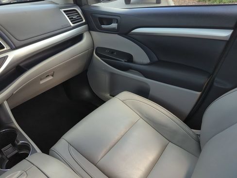 Used 2017 Toyota Highlander XLE FWD image 29