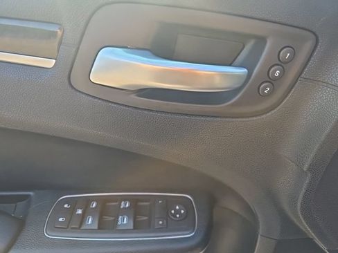 Used 2018 Chrysler 300 Limited AWD/4WD image 22