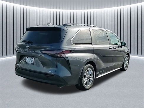 Used 2025 Toyota Sienna XLE w/ XLE Plus Package image 3