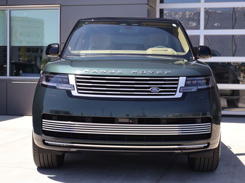Used 2025 Land Rover Range Rover SV AWD/4WD image 2