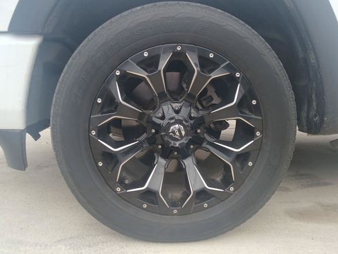 Used 2024 RAM 1500 Laramie AWD/4WD image 5