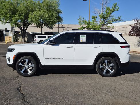 Certified 2023 Jeep Grand Cherokee Limited w/ Trailer Tow Prep Group (B) image 4