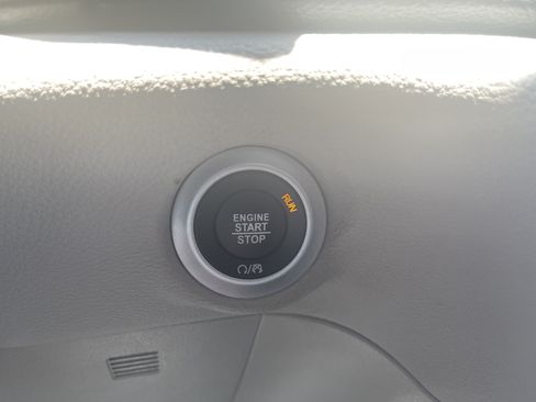 Used 2023 Chrysler Pacifica Limited FWD image 24