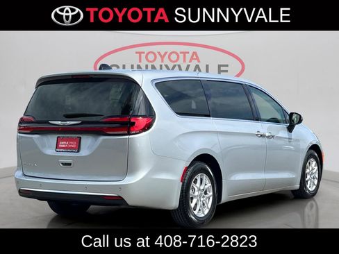 Used 2023 Chrysler Pacifica Touring-L image 3