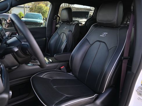 Used 2024 Chrysler Pacifica Limited w/ S Appearance Package FWD image 7