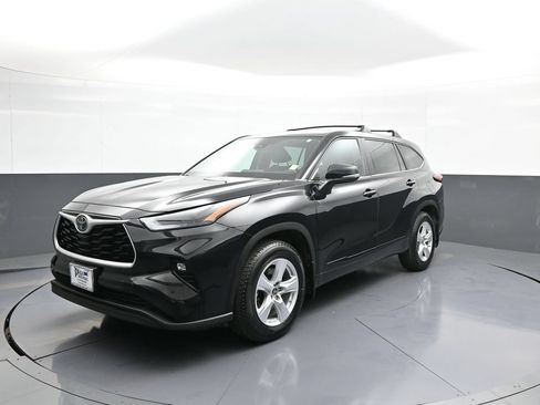 Certified 2023 Toyota Highlander LE FWD image 1