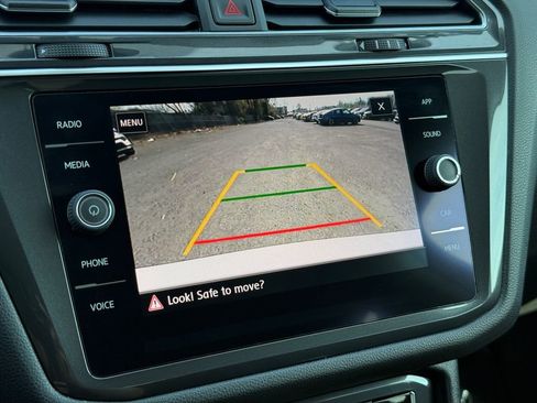 Used 2020 Volkswagen Tiguan SE image 19