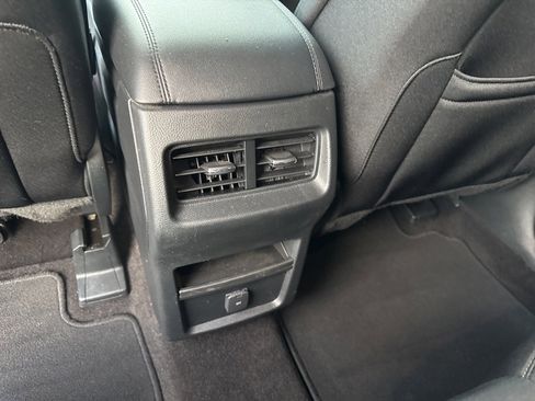 Used 2020 Ford Edge SE image 25