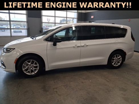 Used 2024 Chrysler Pacifica Touring-L image 5