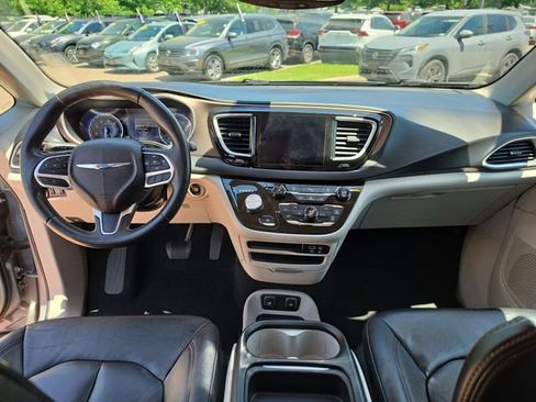 Used 2017 Chrysler Pacifica Touring-L FWD image 12