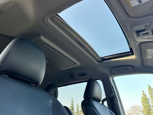 Used 2016 Toyota Sienna SE image 19