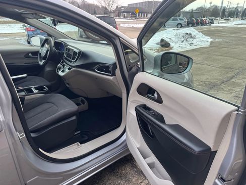 Used 2018 Chrysler Pacifica Touring Plus FWD image 12