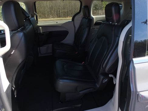 Used 2023 Chrysler Pacifica Touring-L image 12