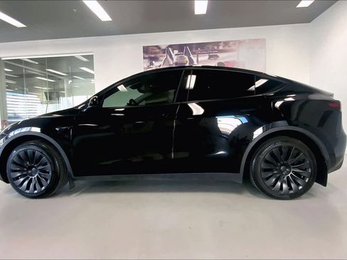 Used 2024 Tesla Model Y Long Range image 3