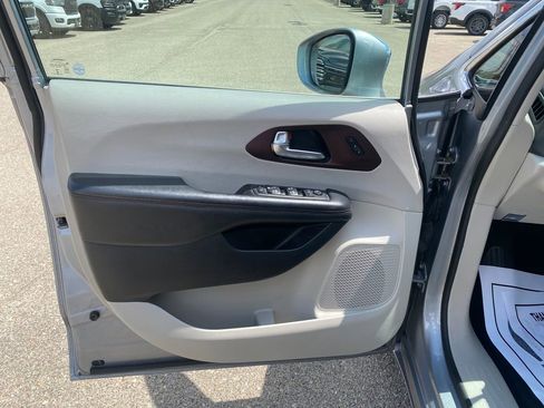 Used 2020 Chrysler Pacifica Limited FWD image 19